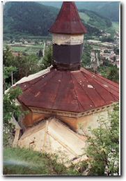 Alte Kapelle mit alten Dach.