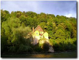 Die ehemalige Lambertikirche in Ihrer vollen Pracht. Eingebettet im herrlichsten Grn des Kalvarienberges dahinter.